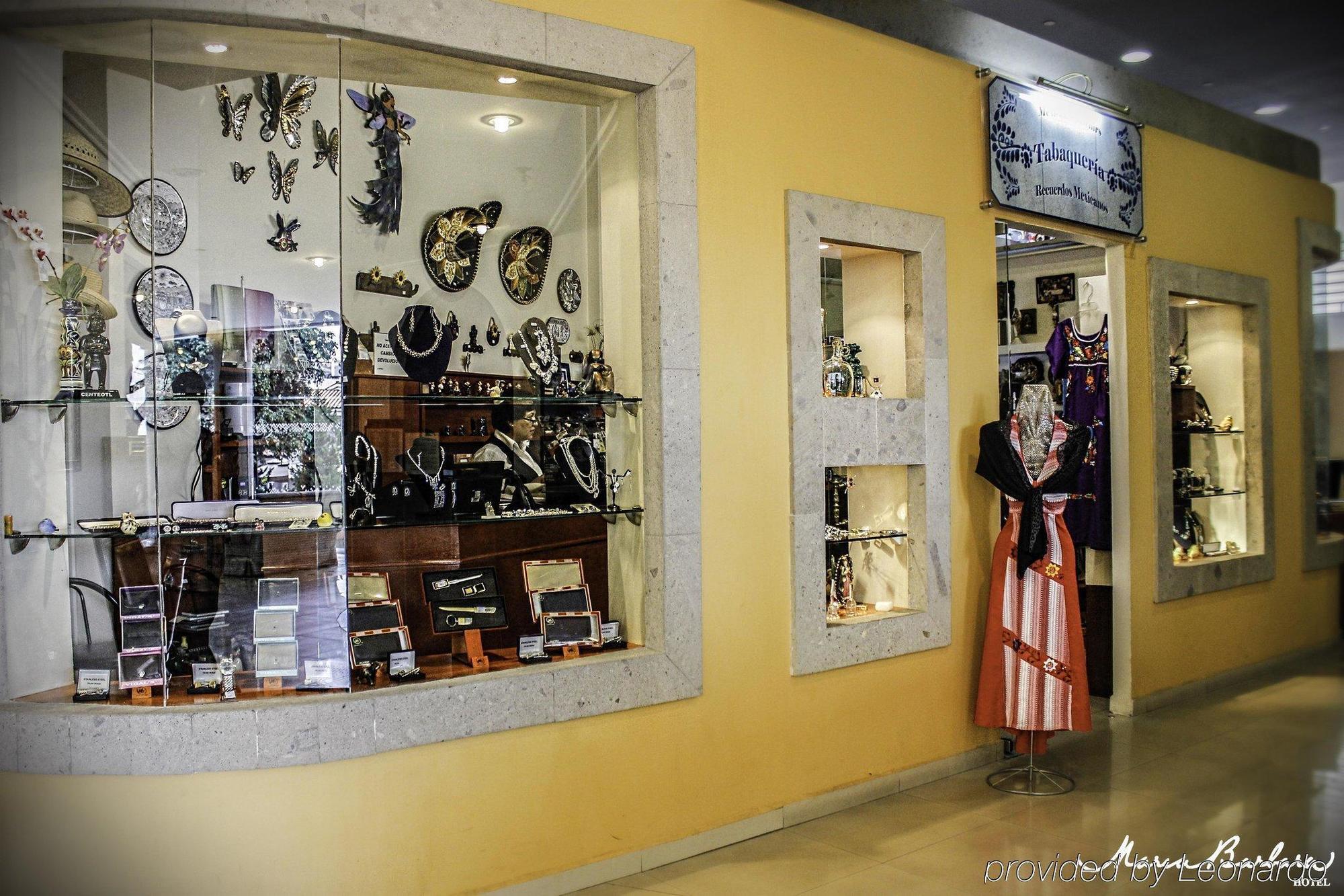 Krystal Satelite Maria Barbara Hotell Tlalnepantla  Eksteriør bilde Souvenir shop at the airport